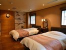 和室8帖と10帖のベッドルームを備えた、ゆとりある和洋室。ベッドでゆっくり休みたい方にもおすすめです