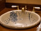 趣のある陶器の洗面ボウル。レトロな水栓など、細部にもこだわりを感じる設え