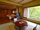 窓いっぱいに広がる、鮮やかな緑。和室とベッドルームを備えた、開放感のある和洋室です
