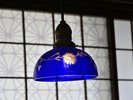 深い青が印象的なレトロ照明。繊細な花模様が、和室を優雅に照らしま