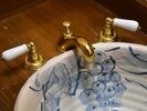 陶器の洗面鉢とクラシカルな水栓にも、浪漫館ならではのこだわりを感じられます