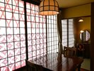 レトロな照明と趣ある障子が印象的な広縁。椅子に腰掛け、旅先での穏やかな時間をお楽しみください