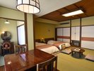 和室とツインベッドが一続きになった、開放感のある空間