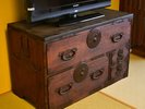 重厚感のある和箪笥をテレビ台に。昔ながらの調度品が、客室に深い味わいを添えています
