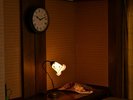 レトロな時計と優しい灯りが彩る客室の一角。時を忘れて、ゆったりとお寛ぎください
