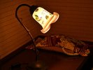 花模様のシェードからこぼれる柔らかな灯り。どこか懐かしく、温かな雰囲気を演出します