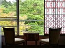 窓辺の椅子に腰掛けて、弥彦の豊かな緑を眺めるひととき