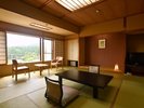 畳の香りに包まれる、明るく開放的な和室。窓辺では、四季折々の弥彦の景色をお楽しみいただけます