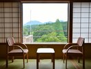 窓辺の椅子に腰掛けて、弥彦の山々と豊かな緑を望むひとときをお楽しみください