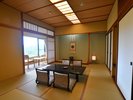 和室二間とリビングを備えた、ゆとりある客室