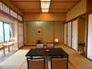 和室二間とリビングを備えた、ゆとりある客室
