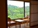 窓一面に広がる弥彦の杜を眺めながら、ゆったりと寛ぐひととき