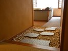 和室からリビングへと続く、和の趣を感じる石畳のアプローチ