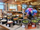 彩り豊かな野菜をお好みで楽しめるサラダコーナー
