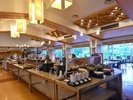 明るく開放的な朝食会場で、ゆったりと朝のひとときをお楽しみください