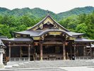 越後一宮 彌彦神社|御本殿|弥彦山を背に佇む荘厳な社殿