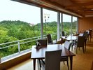 明るく開放的な朝食会場で、ゆったりと朝のひとときをお楽しみください。