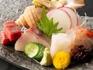 本鮪、ハマチ、真鯛、南蛮海老など、旬の鮮魚を彩り豊かに盛り合わせました。※料理一例