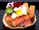 ずわい蟹のむき身を甲羅に盛り付け、土佐酢ジュレでさっぱりと仕上げました