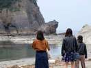 近くの今子浦海岸、願いが叶うと言われる「カエル岩」に祈願!またみんなでいっしょにカエル♪