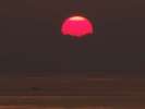 春から夏にかけて海へと沈む夕陽をみることが出来ます。とても幻想的です。
