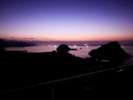 夜、幻想的な漁火の光が辺りを照らします。