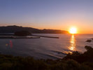 海に沈む夕日と海面に映る夕凪(夕凪の丘から)