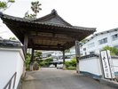 白壁に大きな御門と純和風の構えが特徴です