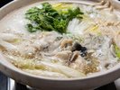 豪快にふくのぶつ切りと、とらふくのアラを入れたちり鍋。