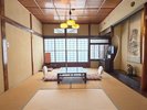 <本館・西棟>大正ロマン。建築100年超の歴史ある客室一例。