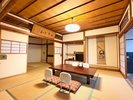 <本館・西棟>大正ロマン。建築100年超の歴史ある客室一例。
