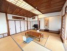 <本館・西棟>大正ロマン。建築100年超の歴史ある客室一例。