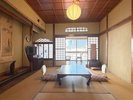 <本館・西棟>大正ロマン。建築100年超の歴史ある客室一例。