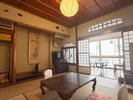 <本館・西棟>大正ロマン。建築100年超の歴史ある客室一例。