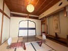 <本館・西棟>大正ロマン。建築100年超の歴史ある客室一例。