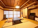 <本館・西棟>大正ロマン。建築100年超の歴史ある客室一例。