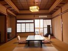 <本館・西棟>大正ロマン。建築100年超の歴史ある客室一例。