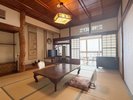 <本館・西棟>大正ロマン。建築100年超の歴史ある客室一例。