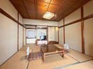 <本館・西棟>大正ロマン。建築100年超の歴史ある客室一例。