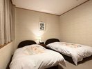 <別館・常磐苑>洋室ツイン。鉄筋造りのスタンダードタイプ。