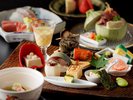 お食事:当館自慢の会席料理でございます