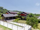 旅館全貌:駐車場からエントランスへ