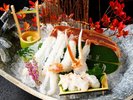 さばきたての越前蟹。透き通った身はプリッと甘みも満点。一口で豪快にお召し上がり下さい。