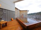 風情のある檜造りの屋上貸切露天風呂