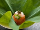 キの葉にそっとのせた、季節を感じるひと口