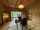 【和洋室|X】2つある和室のうち1つのお部屋にあるテーブルは、座卓を高くして椅子でお寛ぎいただけます