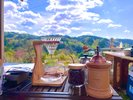 本格なコーヒーセット。コーヒー豆を挽きながら時間の流れを感じる。(住箱はsnow peakギア)