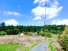 道が細いですが、3tトラックも入れますので、乗用車は大丈夫です。
