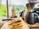 手作りホットサンド、挽き立てコーヒーを入れて、朝ものんびりしましょう。