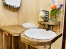 全部屋にそれぞれ専属独立した清潔で綺麗な水まわりがあります。温水便座トイレとシャワールーム。